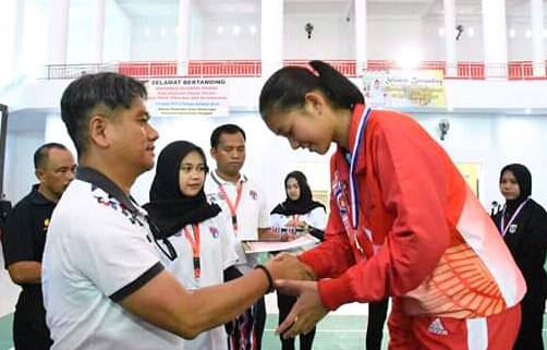 Eva Rataba Salurkan Beasiswa untuk Atlet Berprestasi